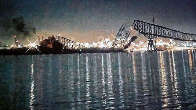 Un barco impactó contra el puente Francis Scott Key en Baltimore y causó su derrumbe Un barco impactó contra el puente Francis Scott Key en Baltimore y causó su derrumbe