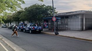 Tras la balacera de ayer, hay custodia policial en el Centro Municipal de Distrito Sudoeste.&nbsp;