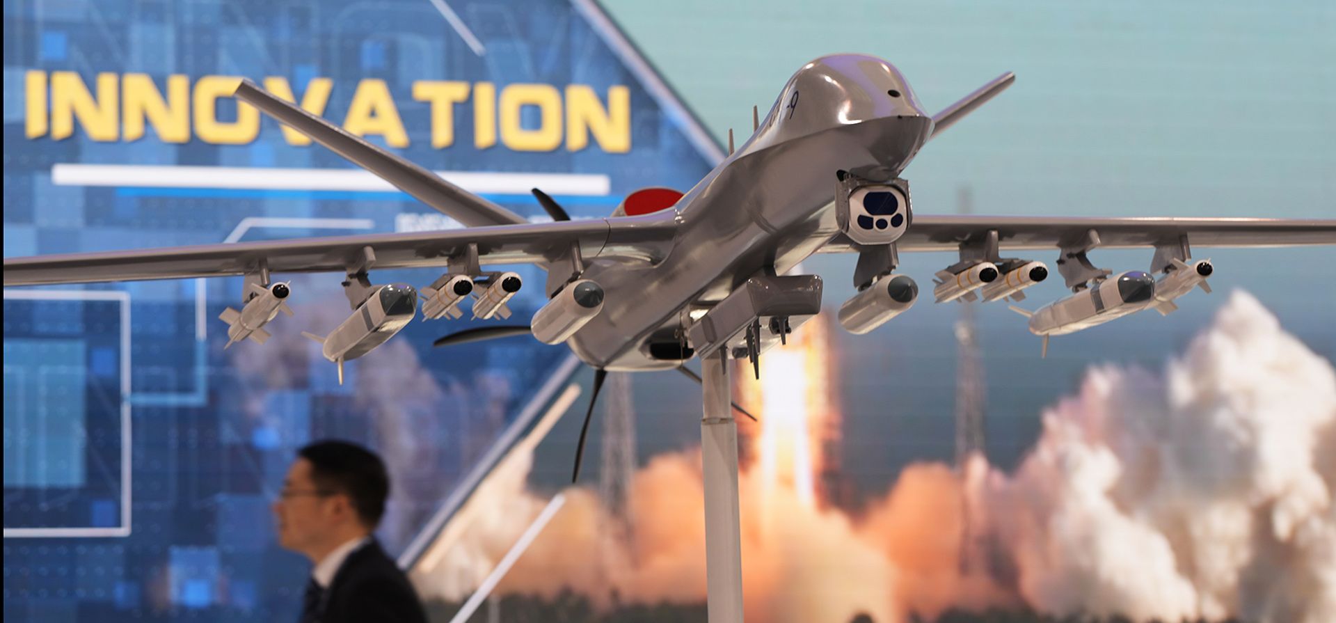 Un visitante pasa junto a un modelo de dron exhibido en la feria de armas de Belgrado, Serbia, el viernes 26 de septiembre de 2025. (Foto AP/Darko Vojinovic) Un visitante pasa junto a un modelo de dron exhibido en la feria de armas de Belgrado, Serbia, el viernes 26 de septiembre de 2025. (Foto AP/Darko Vojinovic)