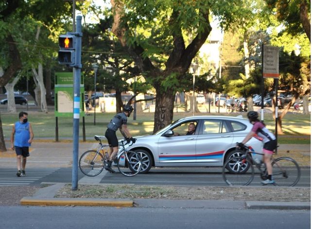 La convivencia entre automovilistas y ciclistas no siempre es fácil. Por eso piden reglas para que todos puedan circular.