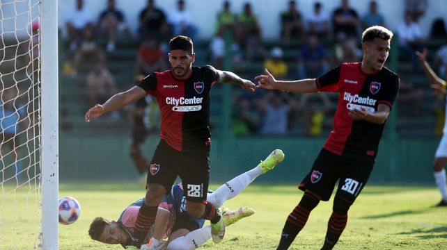 El gol que no fue. Recalde acaba de conectar y la mandó a la red