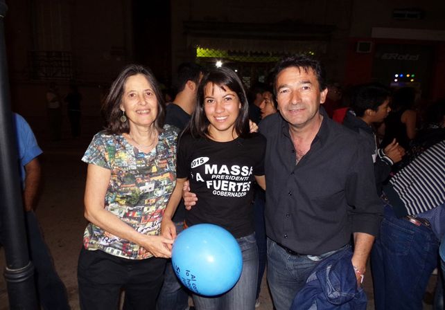 En Diamante. Aranda y su vice Lelia Recalde en los festejos junto a una militante massista.