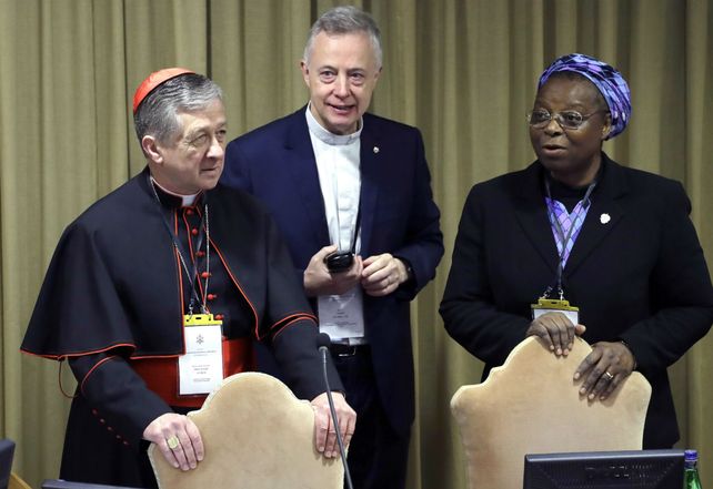 De frente. La monja Verónica Openibo junto al arzobispo de Chicago Blase J. Cupich