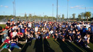 Para la historia del rugby. Jugadores de San Agustín y de Capibaras juntos para la foto. Un entrenamiento conjunto muy emotivo.