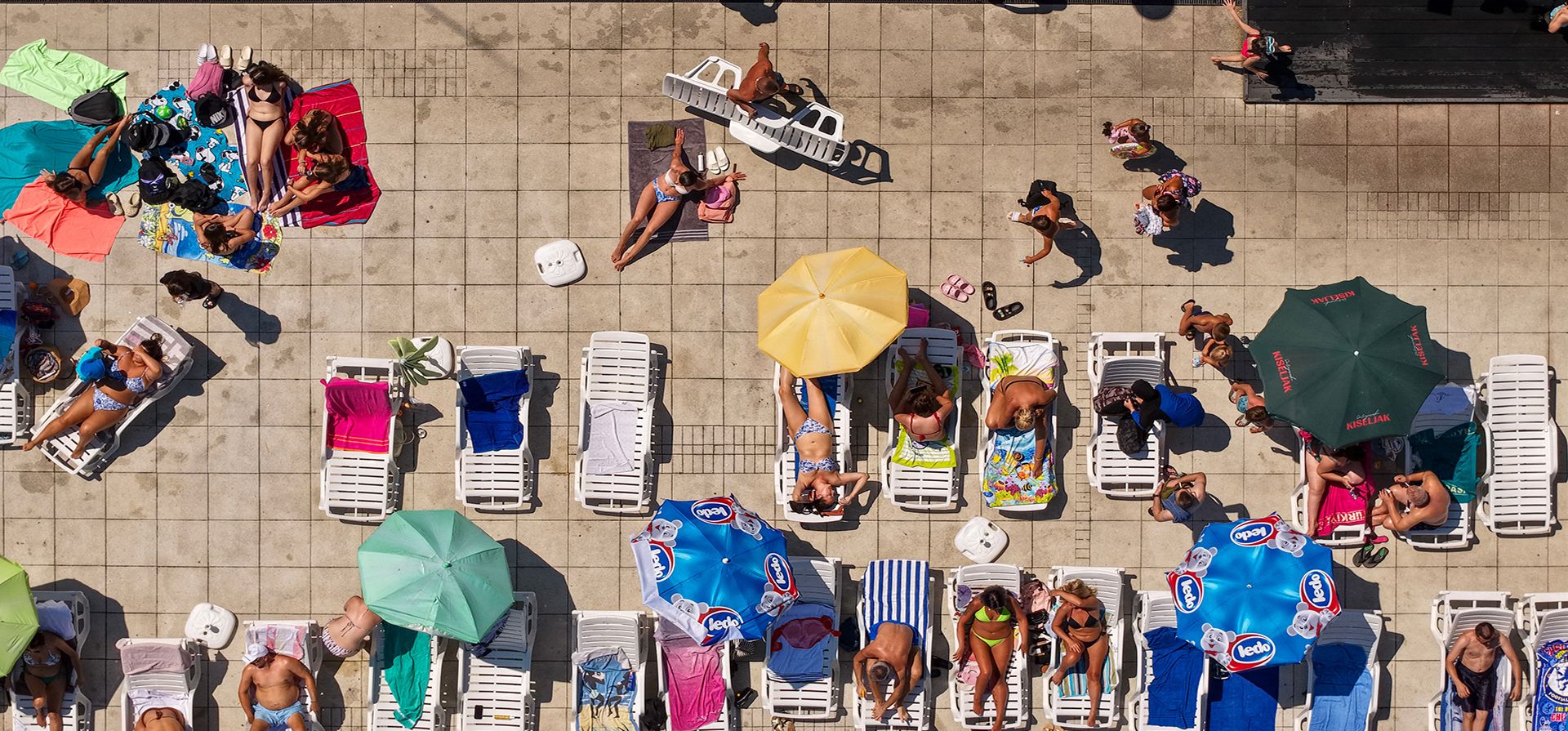 Vista aérea de personas tomando el sol y jugando al voleibol en la piscina pública de Dobrinja en Sarajevo, Bosnia, el jueves 6 de agosto de 2026. (Foto AP/Armin Durgut) Vista aérea de personas tomando el sol y jugando al voleibol en la piscina pública de Dobrinja en Sarajevo, Bosnia, el jueves 6 de agosto de 2026. (Foto AP/Armin Durgut)