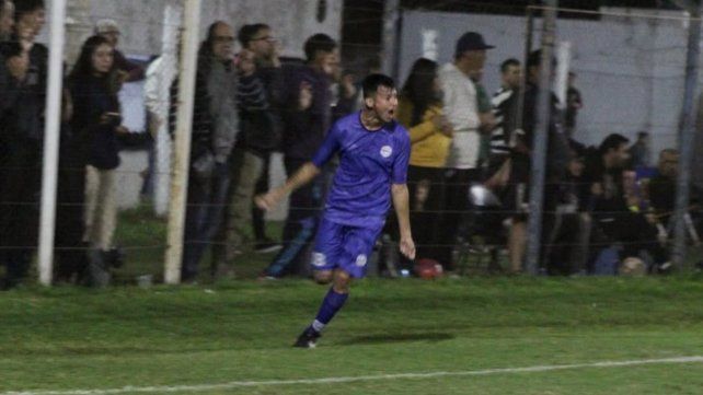 Alejo Albarracín festeja el gol en la cancha de 25 de Mayo de Victoria
