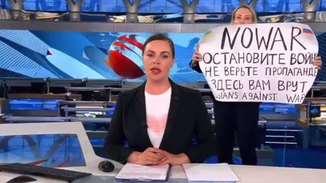 Evadió la seguridad e irrumpió en la televisión rusa para protestar contra la guerra