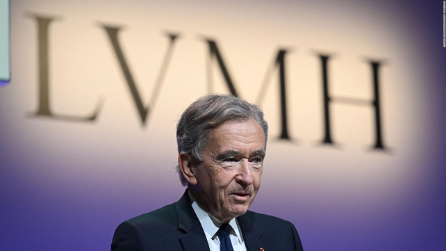 Bernard Arnault, el francés líder de LVMH, fue destacado como el hombre con mayor patrimonio del mundo.
