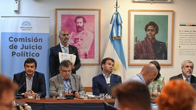 Por 16 votos a 15 la Comisión de Juicio Político dio luz verde a los expedientes.