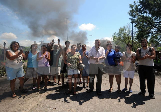Los vecinos de Pasaje Irala y Perón reclaman que se restablezca el servicio eléctrico en el barrio./ Mauricio Centurión.