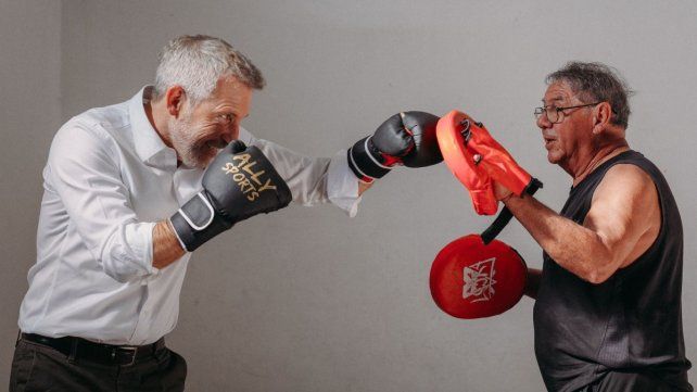 El gobernador Rogelio Frigerio manopleando con el entrenador Carlos González.