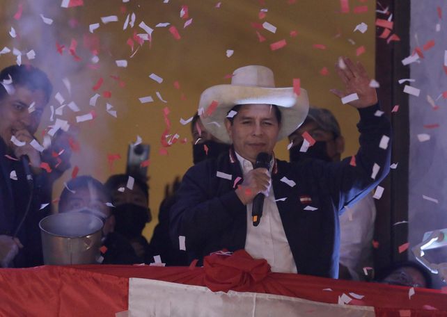 Castillo celebra su declaración de presidente electo un mes y medio después del balotaje.