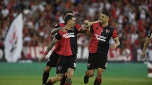 El festejo del empate de Newell’s del Colo Ramírez ante Lanús. Luego sería triunfo por la 17ª fecha de la Liga Profesional. El sueño de la Copa Sudamericana, en pie.