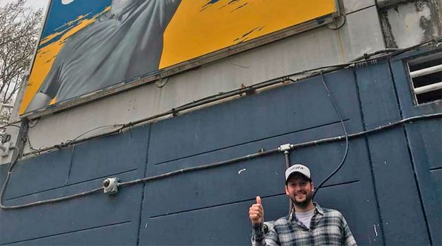 Gabriel Griffa junto a la pintura terminada del Patón.