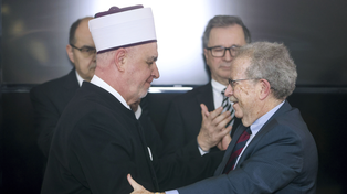 El muftí Husein Kavazovic, jefe de la Comunidad Islámica de Bosnia se abraza con Menachem Rosensaft, de la comunidad judía bosnia.