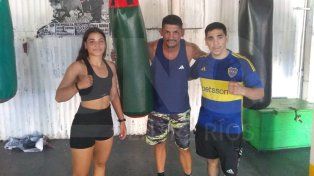 El organizador de la velada, Ulises Cloroformo López, escoltado por dos de los protagonistas de la noche, Zamira Beber y Nicolás Pagliaruzza.