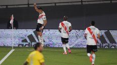Borré salta y festeja la apertura. Lo corren De la Cruz y Suárez. Broun lo sufre. Borré salta y festeja la apertura. Lo corren De la Cruz y Suárez. Broun lo sufre.