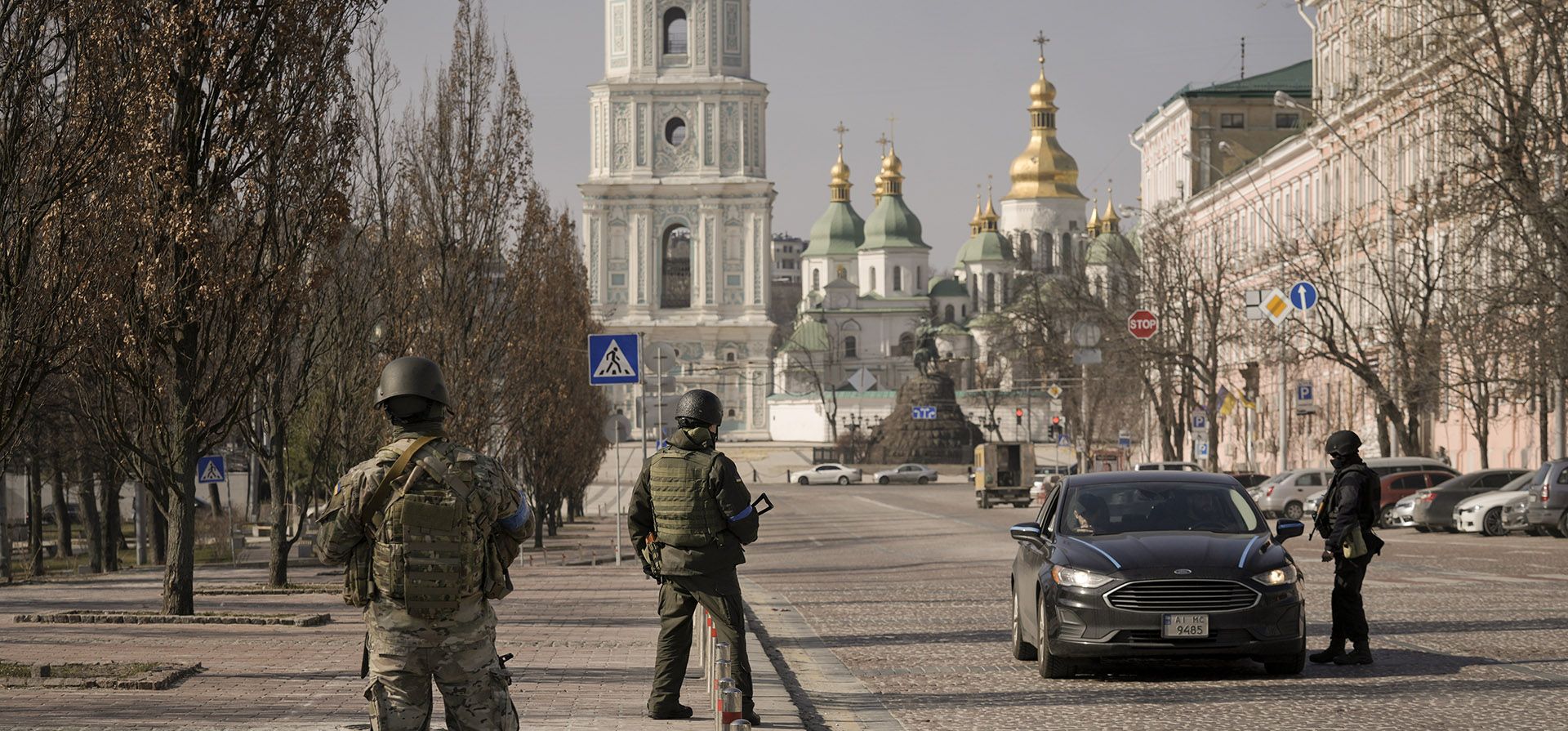 Militares ucranianos revisan autos en Kiev, Ucrania, el jueves 24 de marzo de 2022. El presidente de Ucrania, Volodymr Zelenskyy, pidió a la gente de todo el mundo que se reuniera en público el jueves para mostrar su apoyo a su asediado país.