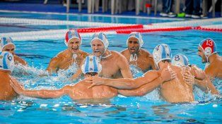 Waterpolo: Argentina perdió en caballeros y consiguió festejar en las damas