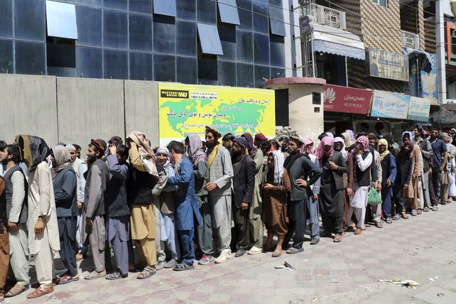 Colas ante un banco cerrado este miércoles en Kabul.&nbsp;