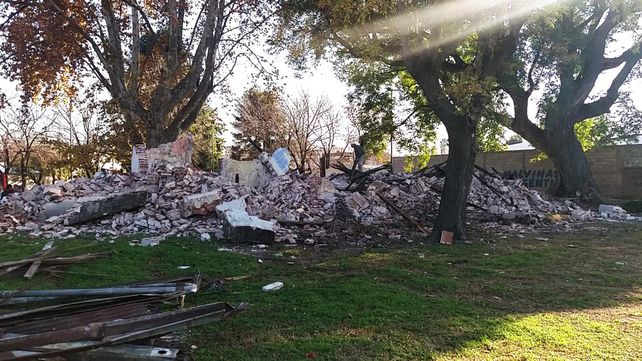 Una montaña de escombros quedó como muestra de lo que fue un patrimonio histórico y cultural.