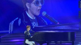 En acción. Débora Plager se metió en la piel del famoso cantante y brindó un gran show en el programa de Tinelli.&nbsp;