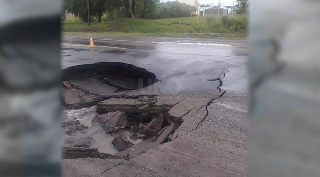 Sauce Viejo: por un socavón desvían el tránsito en la ruta Nº 11