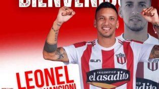 Leone Vangioni sonríe como niño con juguete nuevo, con la camiseta de Riberas del Paraná.