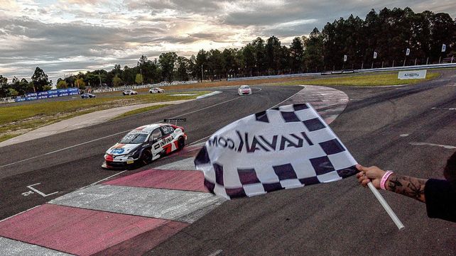 El mendocino Julián Santero volador se llevó el sprint de este sábado con un auto pesado con 60 kilos de lastre.