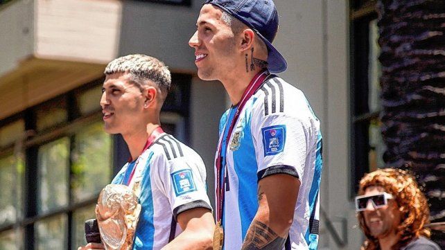 Enzo Fernández y Exequiel Palacios fueron homenajeados este lunes en San Martín.