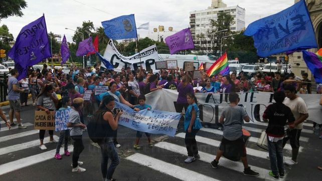#8M: Organizaciones sociales marcharon a la Municipalidad y entregaron un petitorio a Varisco