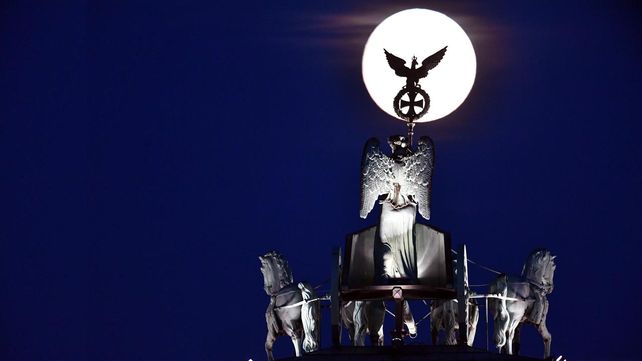 Así se ve la Superluna por el mundo