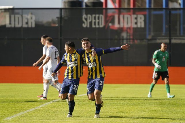 Dupuy celebra el gol de la apertura con Giaccone.