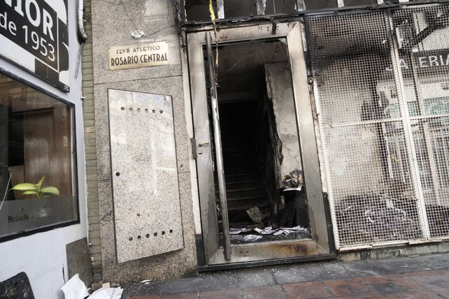 Miércoles. Dos personas incendiaron la fachada de&nbsp; la sede&nbsp; de calle Mitre al 800.