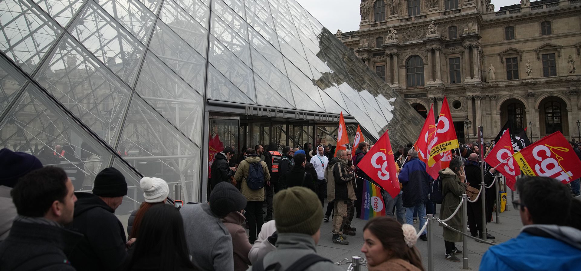 Sindicalistas se manifiestan a la entrada del Museo del Louvre después de que los empleados votaran a favor de extender una huelga que ha interrumpido las operaciones del museo más visitado del mundo, el miércoles 17 de diciembre de 2025 en París. (Foto AP/Christophe Ena) Sindicalistas se manifiestan a la entrada del Museo del Louvre después de que los empleados votaran a favor de extender una huelga que ha interrumpido las operaciones del museo más visitado del mundo, el miércoles 17 de diciembre de 2025 en París. (Foto AP/Christophe Ena)