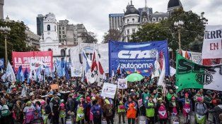 Hay rechazo de trabajadores y gremios por la letra chica de la reforma laboral que elimina colegios profesionales y estatutos, y desfinancia sindicatos
