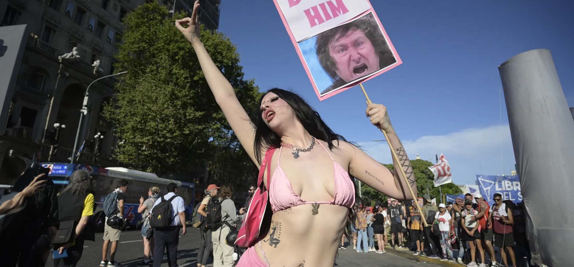 Una trabajadora sexual sostiene una pancarta con una foto del presidente de Argentina, Javier Milei, frente al Congreso mientras los legisladores debaten el "proyecto de ley ómnibus" de reformas económicas del gobierno. Fotografía: Juan Mabromata/AFP/Getty Images Una trabajadora sexual sostiene una pancarta con una foto del presidente de Argentina, Javier Milei, frente al Congreso mientras los legisladores debaten el "proyecto de ley ómnibus" de reformas económicas del gobierno. Fotografía: Juan Mabromata/AFP/Getty Images