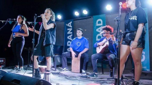 La banda de Azul en una de las presentaciones frente al público