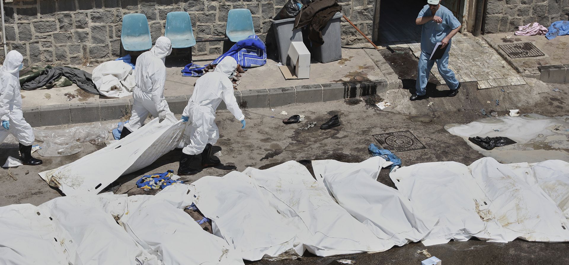 Trabajadores de la morgue colocan los cuerpos de personas no identificadas que murieron durante los enfrentamientos entre clanes beduinos y milicias drusas en bolsas de plástico frente al Hospital Nacional de Sweida, Siria, el lunes 21 de julio de 2025. (Foto AP/Fahd Kiwan) Trabajadores de la morgue colocan los cuerpos de personas no identificadas que murieron durante los enfrentamientos entre clanes beduinos y milicias drusas en bolsas de plástico frente al Hospital Nacional de Sweida, Siria, el lunes 21 de julio de 2025. (Foto AP/Fahd Kiwan)