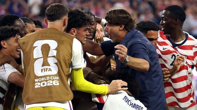 Mauricio Pochettino festeja con todo el entusiasmo junto a sus jugadores de la selección de Estados Unidos.