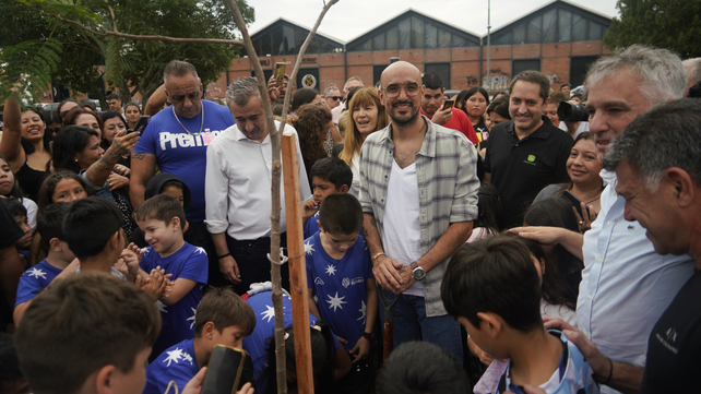 El intendente Javkin junto al cantante en el Parque a la Bandera