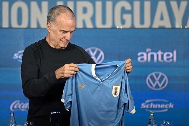 Marcelo Bielsa, con la camiseta de Uruguay, de la que hoy es el máximo responsable.