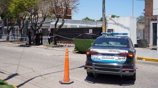 Hallaron un cadáver en una pileta en Villa Gobernador Gálvez. La Policía cortó el tránsito mientras se realizan las tareas los peritos