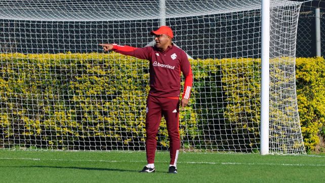 Roger Machado tomó el equipo hace pocos días. Ya dirigió por el Brasileirao y el martes lo hará por Copa Sudamericana.
