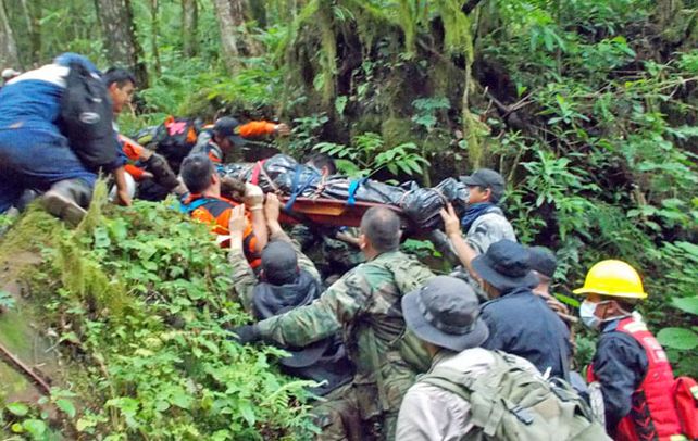 En la selva. Los rescatistas trasportan el cuerpo por entre la vegetación del parque nacional Calilegua.