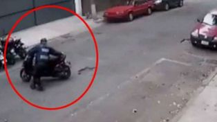 Un policía movió una moto para dejarla en infracción y que sea trasladada al corralón