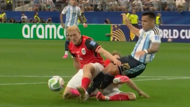 Lautaro Martínez es enganchado por dos jugadores de Austria. Fue el penal para Argentina que marró Messi.