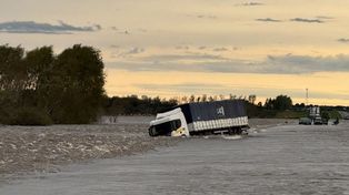 Camiones tapados por el agua, gente desesperada y un auxilio demorado.&nbsp;(@matiasbaldanza)