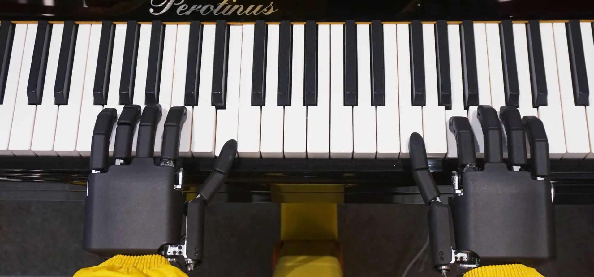 Hangzhou, China. Un robot humanoide toca el piano en un restaurante en Hangzhou, en la provincia de Zhejiang. Fotografía: VCG/Getty