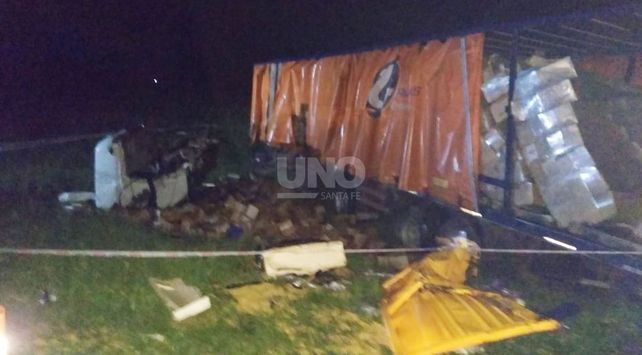 Choque de camiones dejó un chofer fallecido y el otro herido